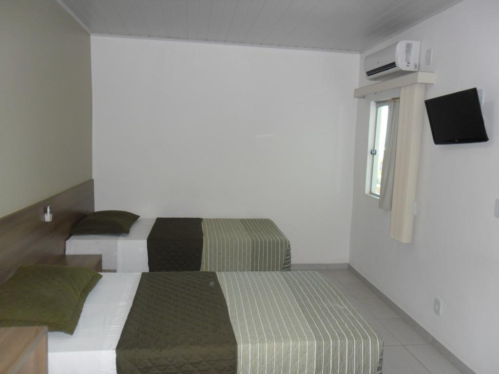 Larison Economy Hotel ปอร์โตเวโล ภายนอก รูปภาพ