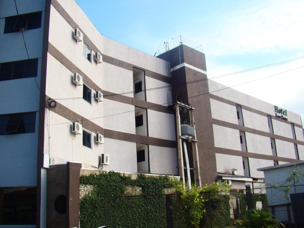 Larison Economy Hotel ปอร์โตเวโล ภายนอก รูปภาพ