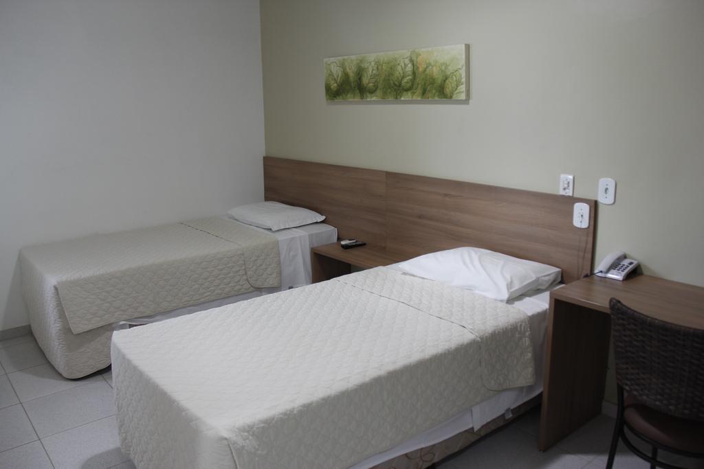 Larison Economy Hotel ปอร์โตเวโล ภายนอก รูปภาพ