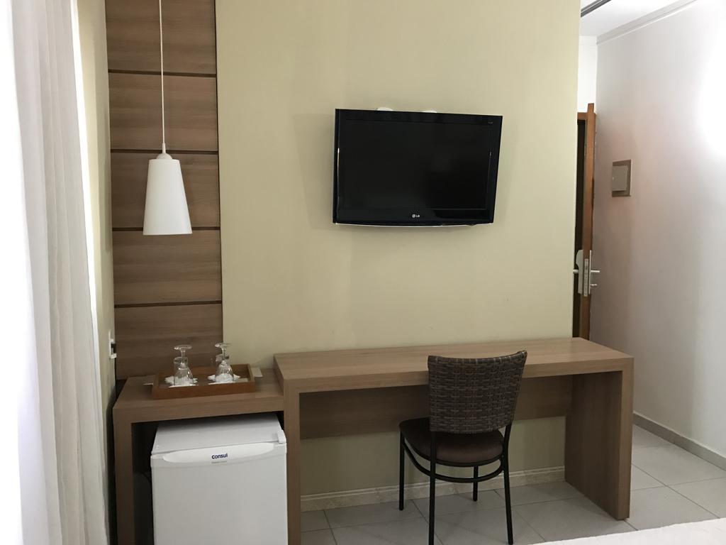 Larison Economy Hotel ปอร์โตเวโล ภายนอก รูปภาพ